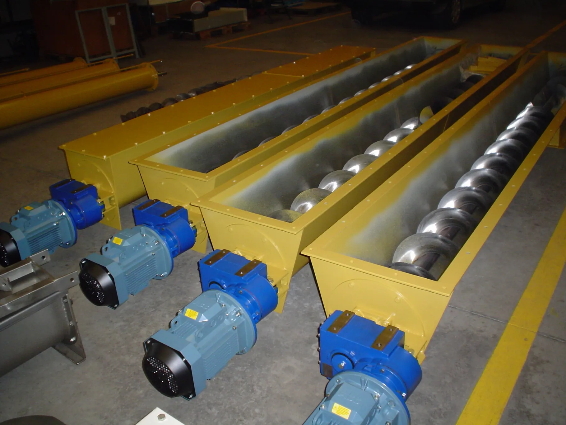 Transportadores sinfín motorizados en artesa fabricados por OIRA